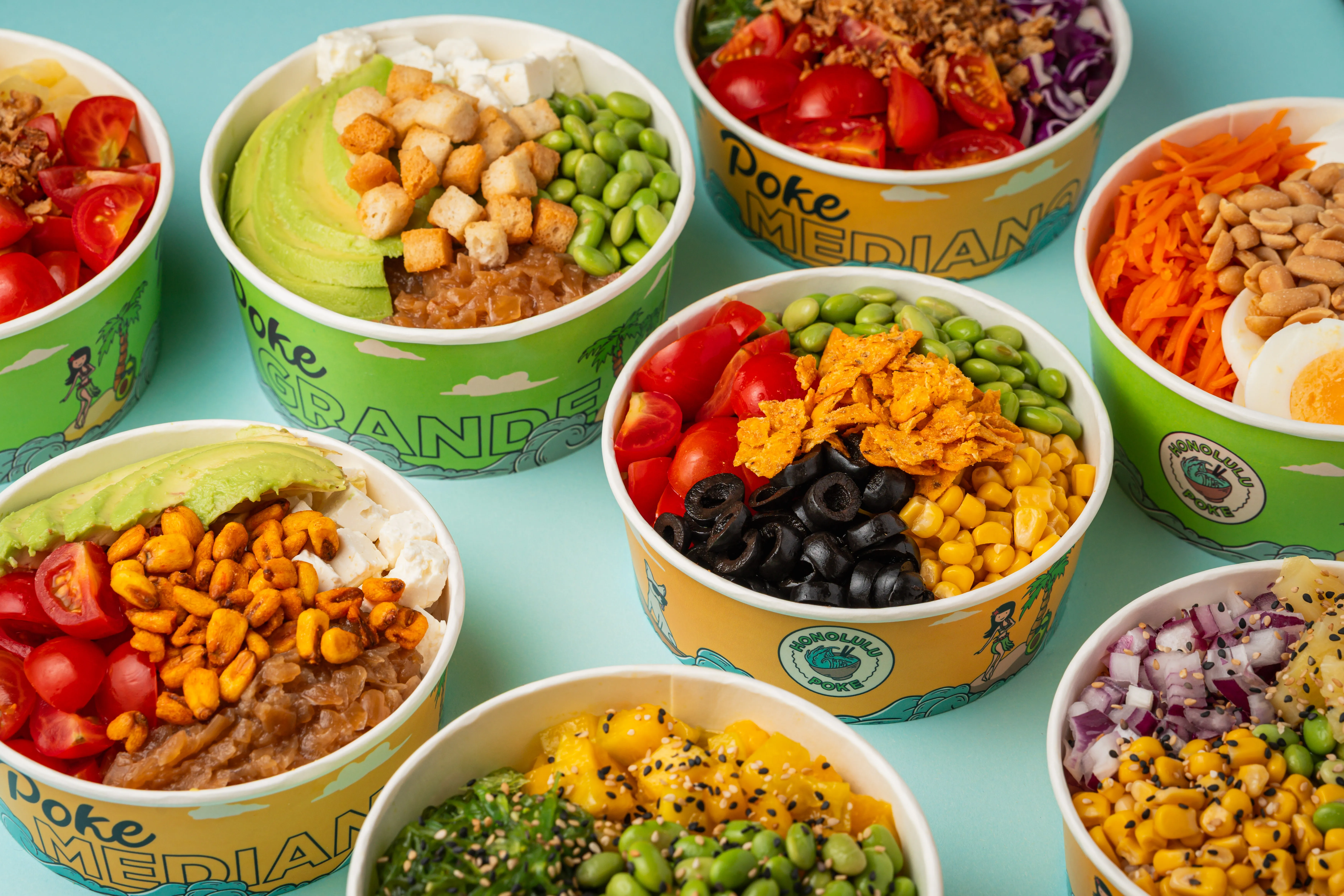 Bowls de Honolulu Poke servidos con toppings frescos: aguacate, tomate cherry, maíz, aceitunas y edamame