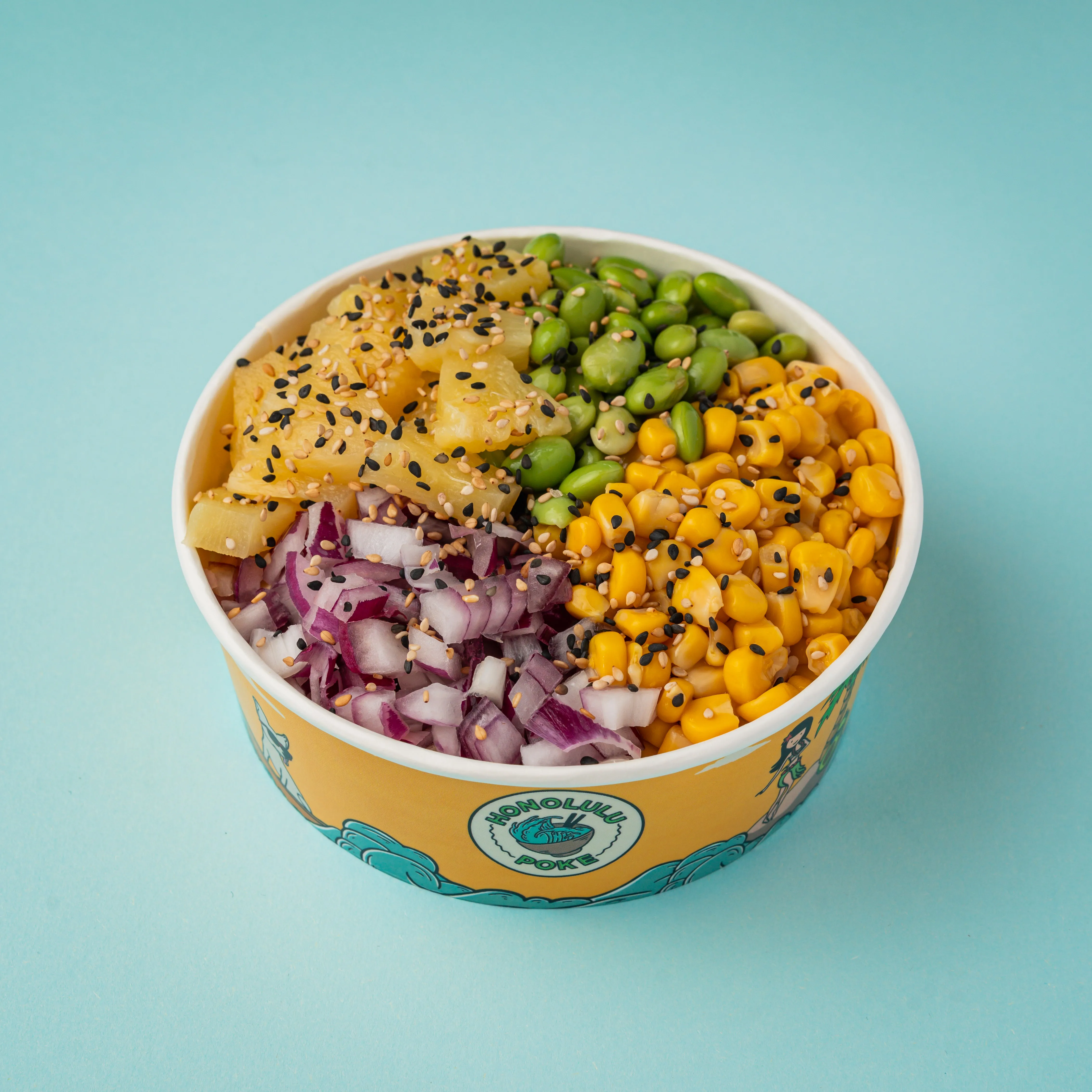 Salmón Estilo Hawai — Arroz sushi, salmón flambeado, soja dulce, cebolla morada, maíz, edamame, piña y sésamo mix.